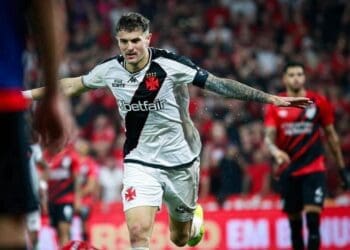 Vegetti teve seu jogo com o maior número de intervenções em duelos aéreos contra o Athletico-PR em Curitiba.