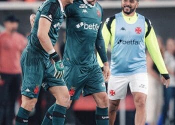 Keiller compartilha imagens do confronto contra o Athletico-PR; goleiro ainda não fez sua estreia pelo Vasco