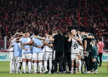 Vasco compartilha imagem do time na Arena da Baixada: ‘União. Disposição. Resiliência’