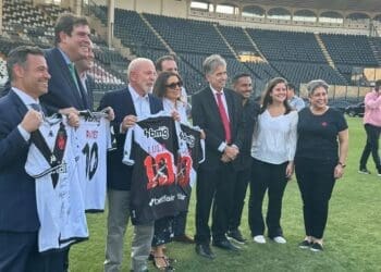 Presidente Lula aterrissou de helicóptero no gramado de São Januário nesta quinta-feira.