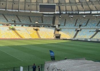 Fotos revelam o estado do gramado do Maracanã, que será o cenário do confronto entre Urubu e Vasco.