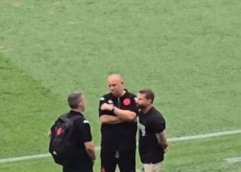 Veja imagem de Pedrinho no campo do Maracanã.