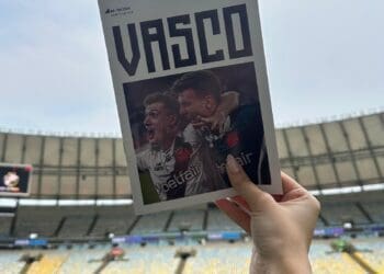 Lucas Piton e Léo Jardim estampam a capa da Revista do Vasco, que está sendo distribuída no Maracanã.