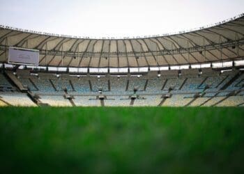 Vasco compartilha imagem do Maracanã, cenário do confronto contra o Urubu.