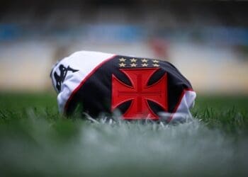 Vasco atuará com o uniforme branco diante do Urubu.