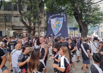 Torcida vascaína começa a se reunir em grande número no Maracanã; confira as imagens