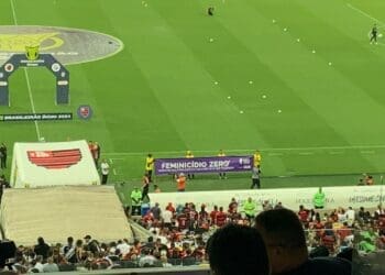 Faixa ‘Feminicídio Zero’ é ampliada no gramado do Maracanã antes da partida Urubu x Vasco
