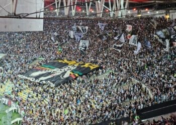 Torcedores do Vasco exibem bandeirão no Maracanã com retrato de Pedrinho; confira
