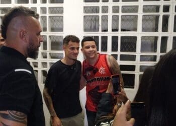 Torcedor do Urubu tira foto com Philippe Coutinho após o clássico; confira