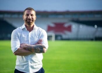 Pedrinho revela que a venda do potencial construtivo de São Januário está parada devido a negociações travadas.