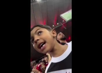 Filho de Thalles se comove com o empate do Vasco contra o Flamengo; assista ao vídeo