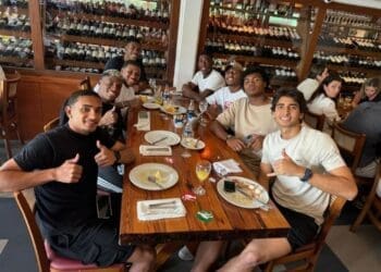 Léo e Emerson Rodriguez almoçaram com os jovens da Colina nesta quarta-feira; confira a foto.
