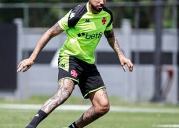 Jair retorna a treinar no campo; Paulinho também avança rumo ao seu retorno às atividades no Vasco