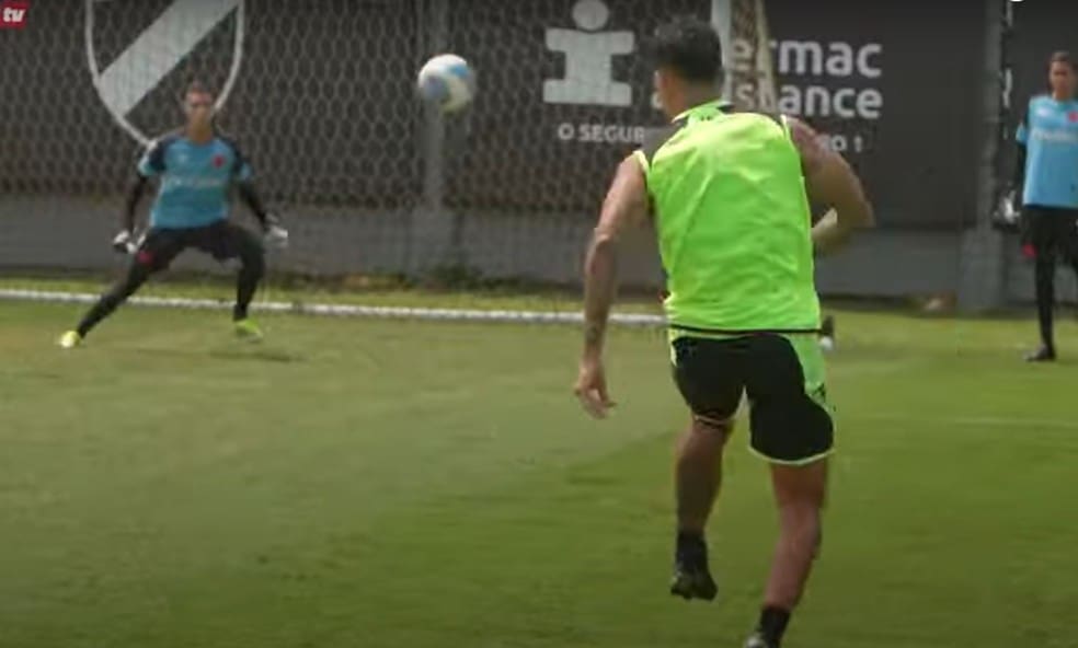 20240919-152638-1-philippe-coutinho-faz-golaco-de-canhota-no-treino-do-vasco-foto-reproducao-1 Philippe Coutinho faz golaço de canhota no treino do Vasco — Foto: Reprodução