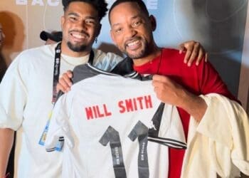 Ator e cantor Will Smith recebeu uma camisa do Vasco durante o Rock in Rio; confira a foto.