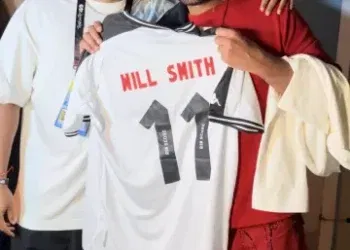 Ator Felipe Gabriel Xavier foi o responsável por entregar a camisa do Vasco a Will Smith; R10 Score foi o criador do evento.