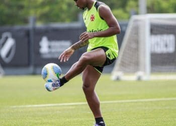 Vasco compartilha imagens do treino realizado nesta sexta-feira no CT Moacyr Barbosa; confira.