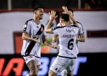 Vasco pode ter alterações na escalação titular para a partida contra o Palmeiras.