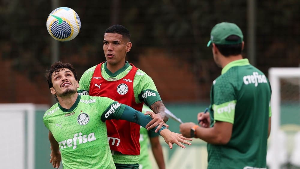 20240921-183511-1-veiga-e-naves-disputam-bola-em-treino-do-palmeiras-foto-cesar-grecopalmeiras-1 Veiga e Naves disputam bola em treino do Palmeiras — Foto: Cesar Greco/Palmeiras