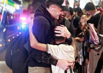 Confira as imagens da celebração dos torcedores do Vasco na chegada da equipe ao hotel em Brasília.