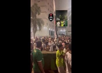 Torcedores do Palmeiras estiveram presentes para recepcionar a chegada da delegação do Vasco.