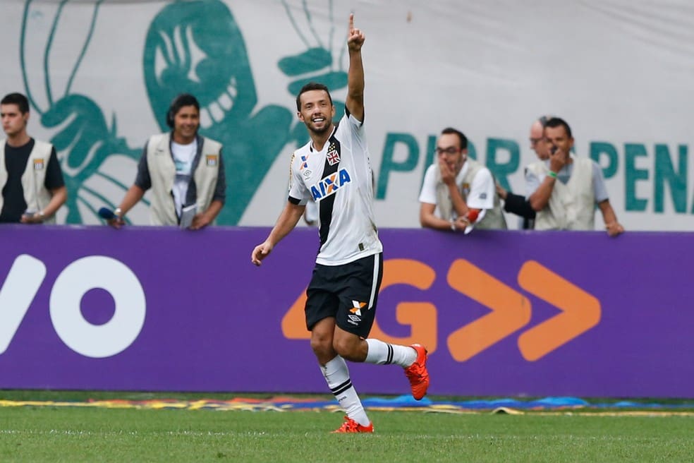 20240922-094313-1-nene-comemora-gol-do-vasco-contra-o-palmeiras-em-2015-foto-marcello-zambranaagif-1 Nenê comemora gol do Vasco contra o Palmeiras em 2015 — Foto: Marcello Zambrana/AGIF