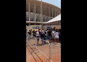 Torcida do Vasco se prepara para entrar no Mané Garrincha; assista ao vídeo.