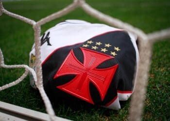 Vasco compartilha imagem da camisa que será usada neste domingo frente ao Palmeiras; confira.