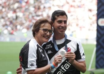 Medalhista olímpico na marcha atlética durante as Olimpíadas de Paris, Caio Bonfim recebe camiseta do Vasco no Estádio Mané Garrincha.