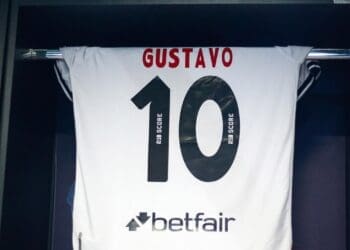 Nomes de pequenos que enfrentam o retinoblastoma, um tipo raro de câncer nos olhos, estarão estampados nas camisas dos atletas do Vasco.