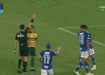 Zagueiro João Marcelo, do Cruzeiro, recebe cartão vermelho e está fora do confronto contra o Vasco na próxima rodada