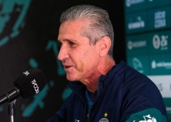 Jorginho elogia a gestão do Coritiba enquanto critica a SAF do Vasco: ‘Considero a nossa SAF bem mais séria’