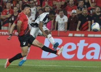 Sem Rayan, que está suspenso, Vasco enfrenta incertezas na lateral direita para a partida contra o Atlético-MG.