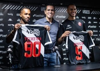 Alex Teixeira e Souza estão se tornando menos relevantes no elenco do Vasco.