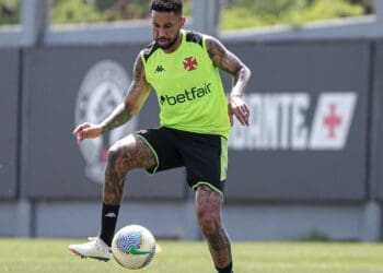 Com Jair em ação, Vasco compartilha fotos do treino desta quinta-feira no CT Moacyr Barbosa.