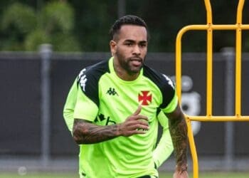 Por ter levado um golpe durante o treinamento, Alex Teixeira ficou de fora das últimas atividades com a equipe do Vasco.