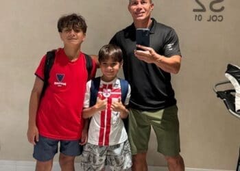 Filho de Conca tira foto usando camisa do Vasco; confira