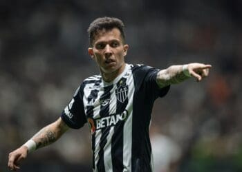 Atacante do Atlético-MG, Bernard rompe ligamento, perde a temporada e fica fora do confronto contra o Vasco na Copa do Brasil.