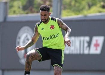 Vasco comunica que Jair treinará em Belo Horizonte, mas ainda não está autorizado a jogar.