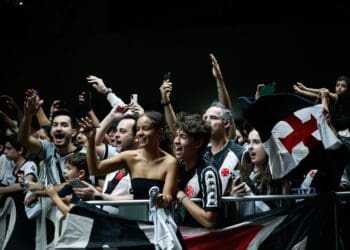 Vasco compartilha vídeo e imagens da calorosa recepção da torcida ao time em Belo Horizonte; confira