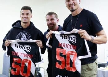 Philippe Coutinho e Maicon atingiram a marca de 50 partidas pelo Vasco e foram agraciados com camisas personalizadas; confira.