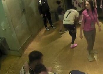 Pequeno fã do Cruzeiro abraçou Philippe Coutinho antes da partida contra o Vasco; confira.