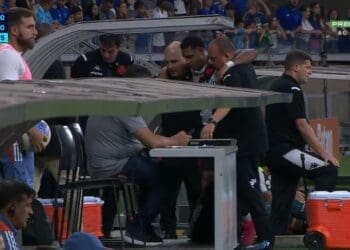 Substituído no primeiro tempo, David foi transportado de maca até o vestiário.