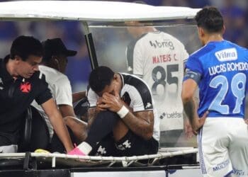 Substituído no primeiro tempo durante o jogo contra o Cruzeiro, David gera preocupação no Vasco para o restante da temporada.