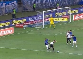 Jean David foi puxado na pequena área durante o segundo tempo, mas o VAR não foi chamado.