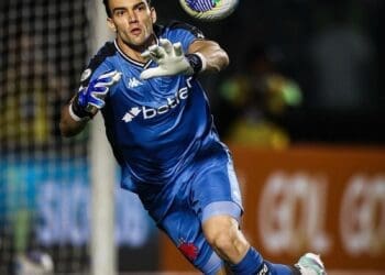 Léo Jardim é o goleiro que mais realizou defesas no Campeonato Brasileiro desde 2023.