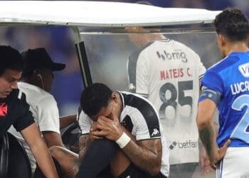 David sofre lesão no ligamento cruzado do joelho e ficará afastado do time por 8 a 10 meses.