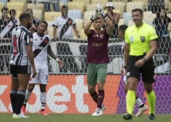Hulk foi o jogador que mais desafiou Léo Jardim a realizar defesas desde sua transferência para o Vasco.