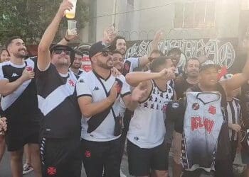 Assista ao vídeo da celebração dos torcedores do Vasco nas proximidades da Arena MRV.