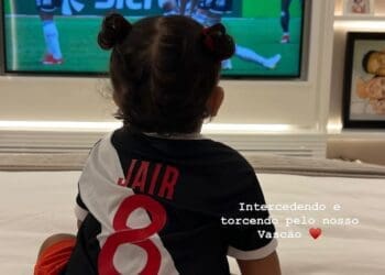 Jair compartilha imagem da filha assistindo ao jogo Atlético-MG contra Vasco na televisão.